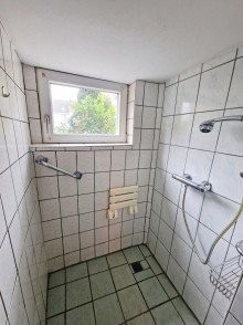 Badezimmer EG RESERVIERT - Charmantes 3-Familienhaus in der City - EG bezugsfrei mit Garten
