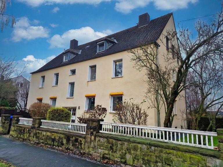 Stra�enansicht Bochum Dachgeschosswohnung Exquisite 3,5-Zimmer-Wohnung in idyllischer Gemeinschaft