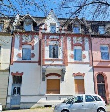 Stra�enansicht RESERVIERT - Charmantes 3-Familienhaus in der City - EG bezugsfrei mit Garten