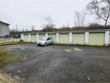 Garagenhof FREIGEZOGENES UND SANIERUNGSBED�RFTIGES MFH MIT 7 GARAGEN