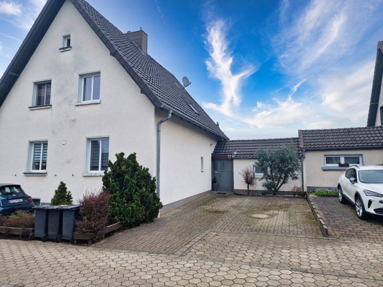 Stra�enansicht Bochum Doppelhaush�lfte VERKAUFT - Solide Doppelhaush�lfte mit gro�em Grundst�ck und Garage