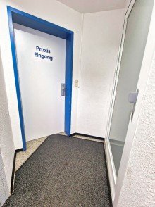 Praxiseingang RESERVIERT - Etablierte Praxisr�ume in zentraler Lage - freiwerdend